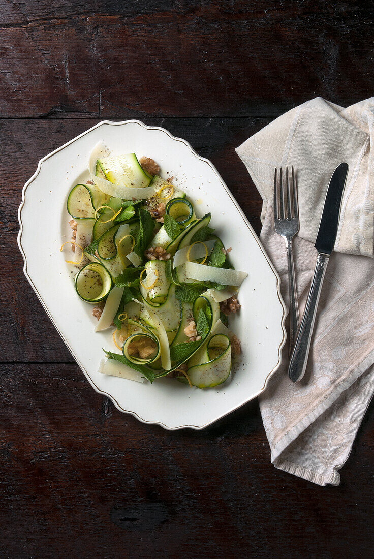 Sommerlicher Zucchinisalat mit Parmesan und Walnüssen