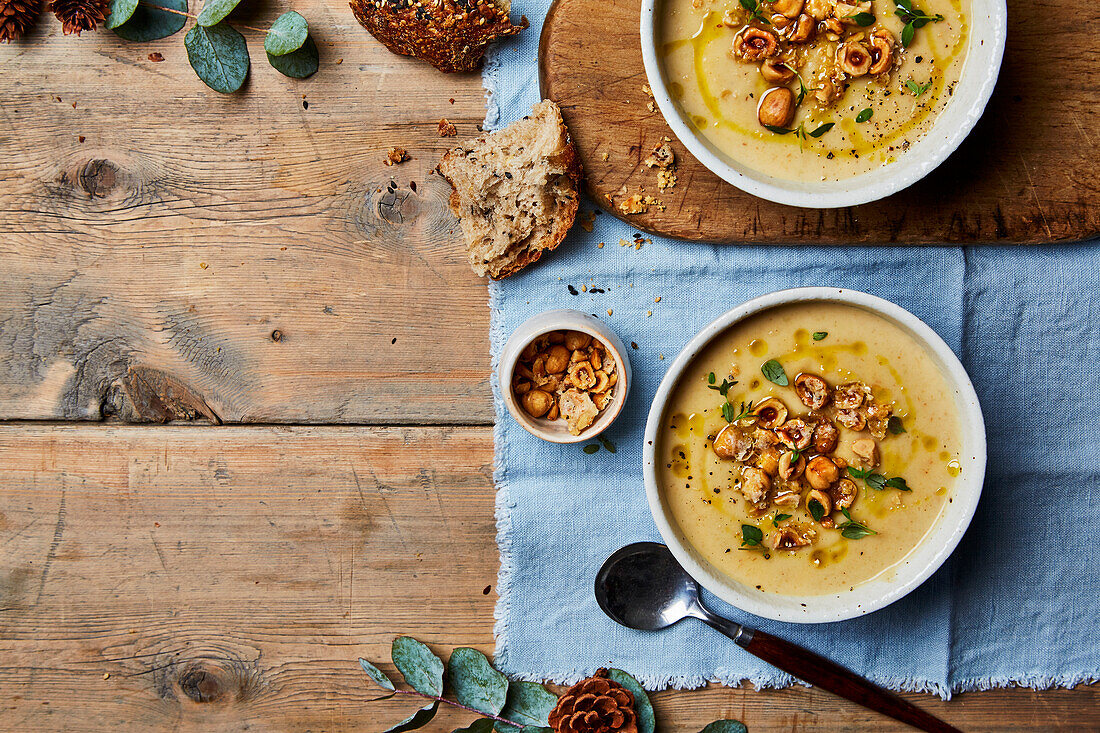 Pastinakensuppe mit gerösteten Haselnüssen