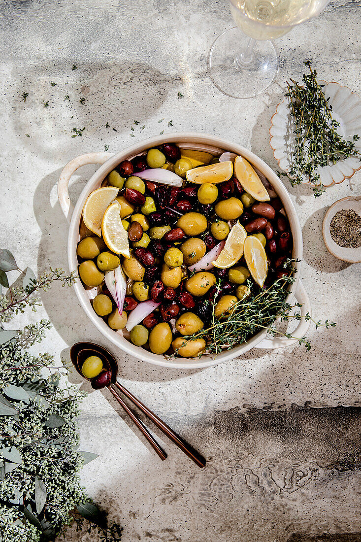 Geröstete Oliven und Zitronen mit Kräutern