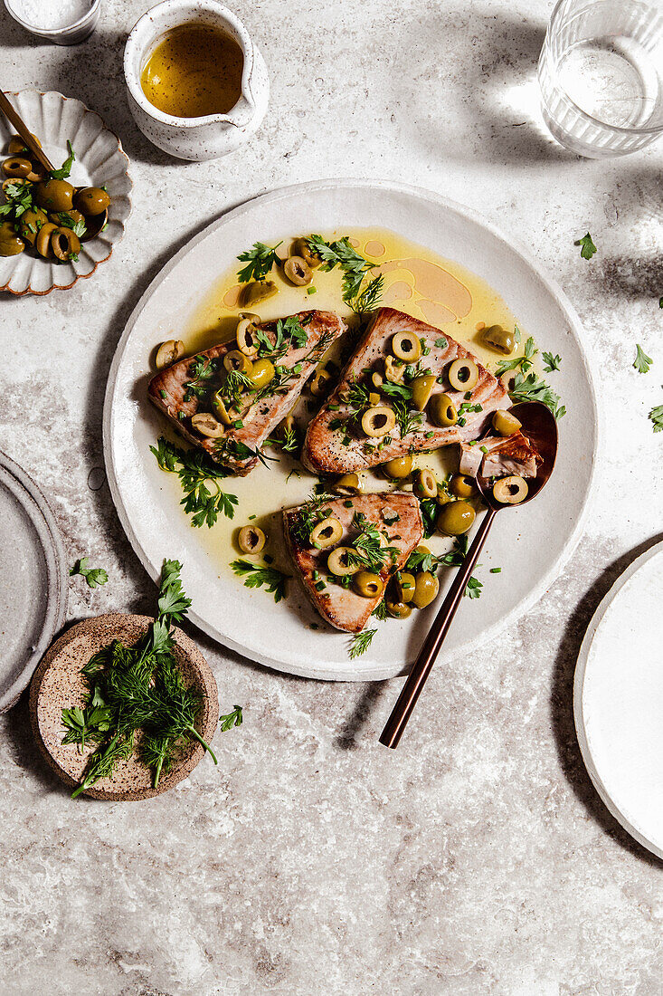 Gebratener Thunfisch mit Oliven und Kräutern