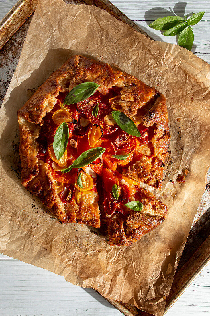 Herzhafte Tomaten-Galette mit Basilikum