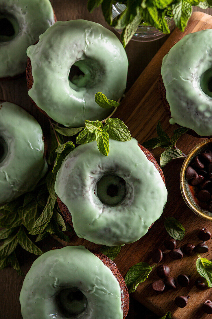 Donuts mit Minz-Schokoladen-Glasur