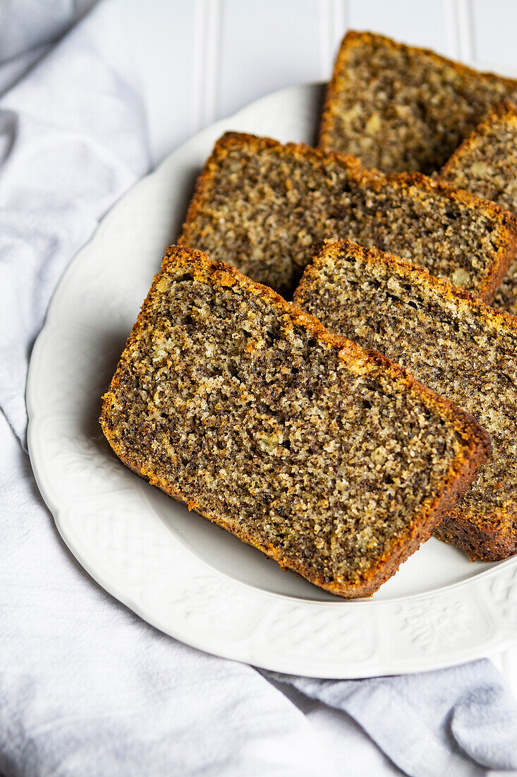 Earl-Grey-Kastenkuchen in Scheiben auf weißem Teller