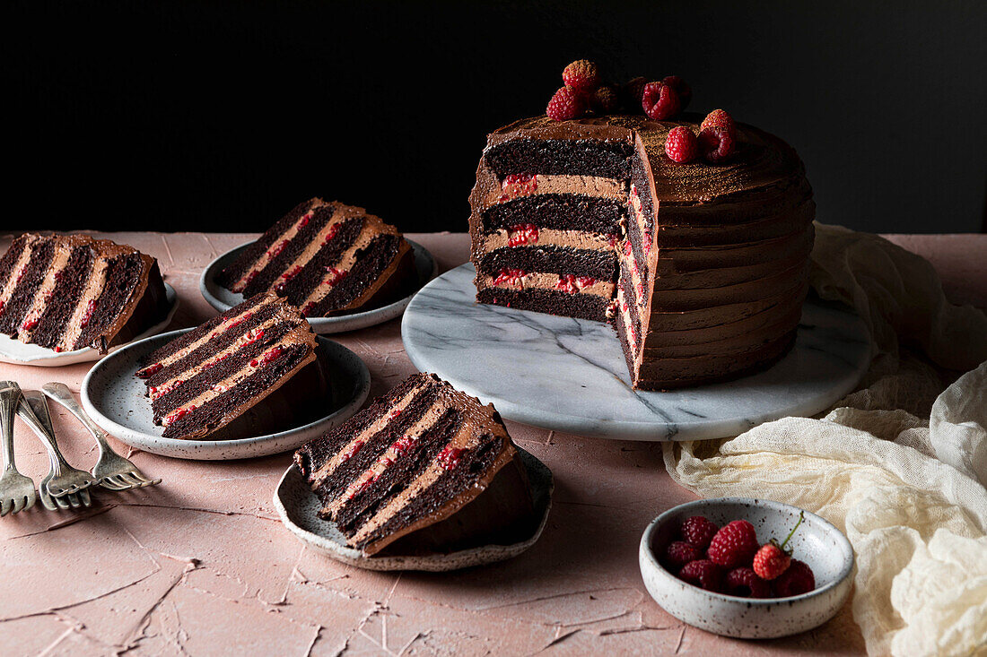 Schokoladenmousse-Torte mit Himbeeren