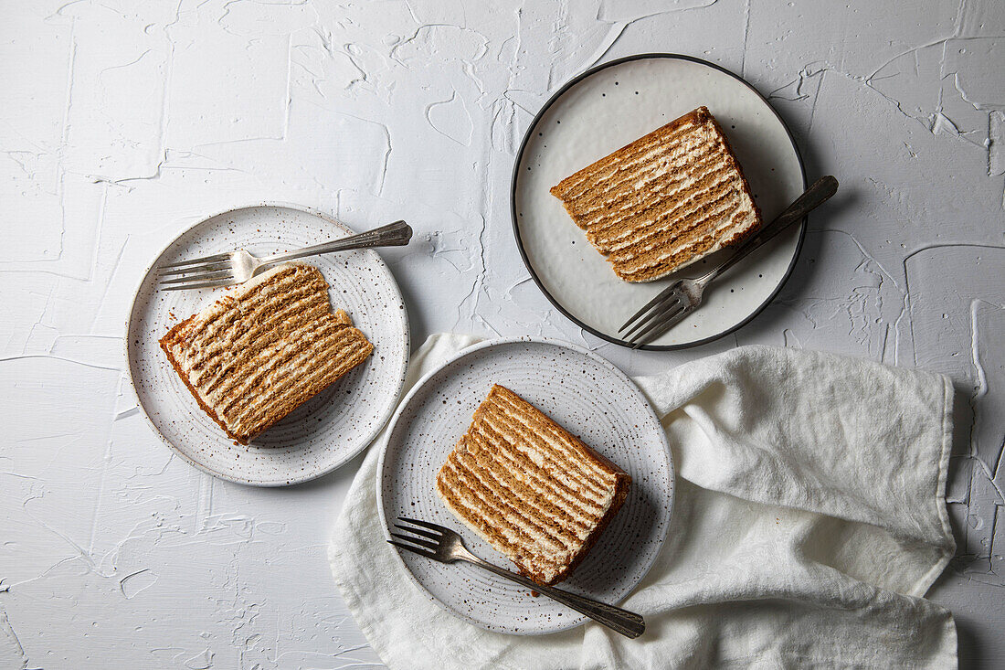 Mehrschichtige russische Honigtorte