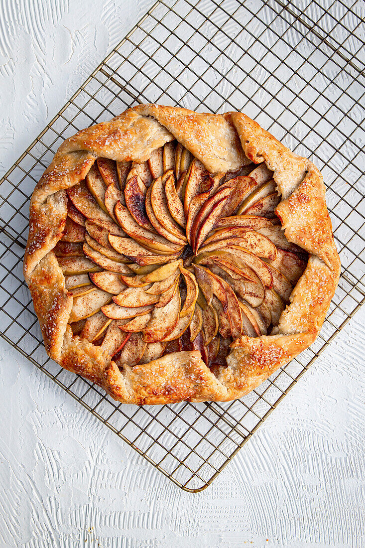 Apfel-Galette auf Abkühlgitter