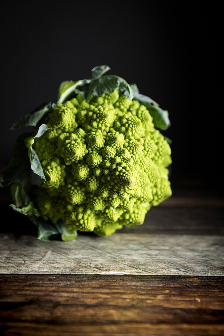 Romanesco vor schwarzem Hintergrund