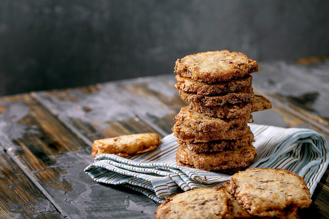 Gestapelte Shortbread-Plätzchen mit Nüssen und weißer Schokolade