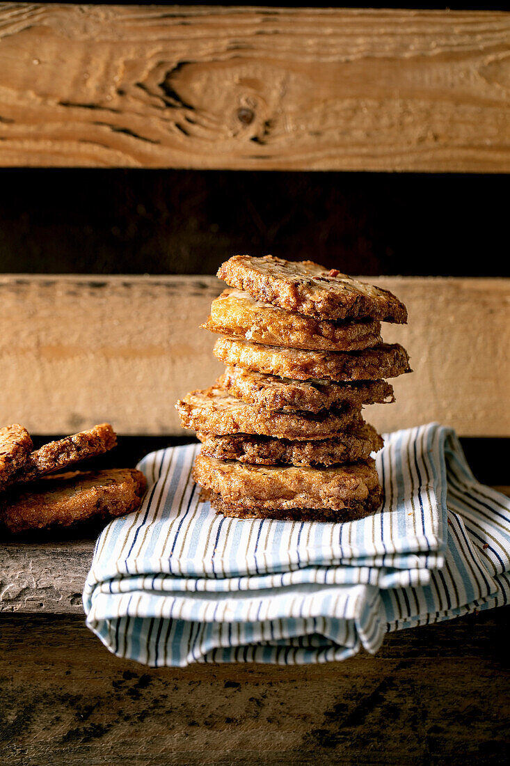 Gestapelte Shortbread-Plätzchen mit Nüssen und weißer Schokolade