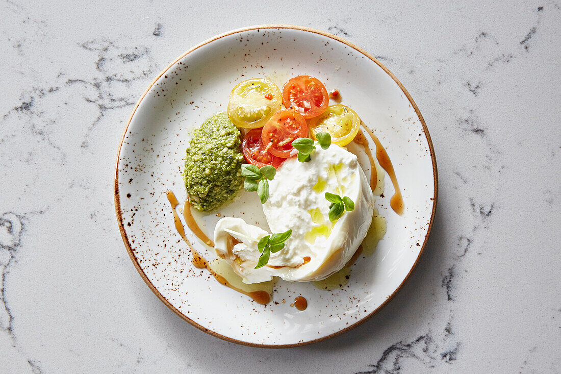 Burrata mit Pesto und Tomaten