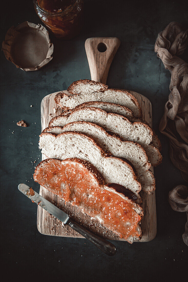 Challah (jüdischer Hefezopf) mit Orangenmarmelade