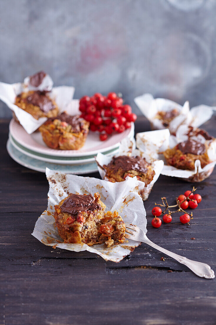 Ebereschen-Muffin (auch Vogelbeer-Muffin), mit Schokoglasur