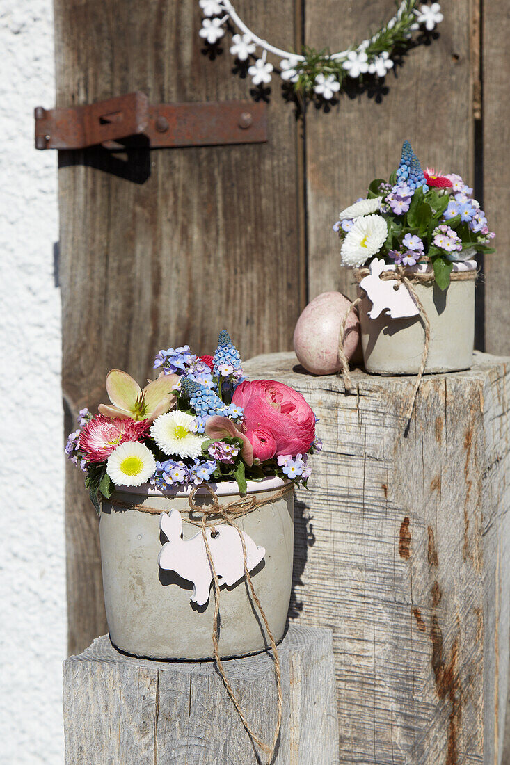 Frühlingsstrauß mit Osterdekoration in DIY-Betontopf