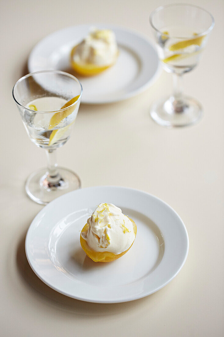 Zitronensorbet mit Sahne, serviert mit Martini