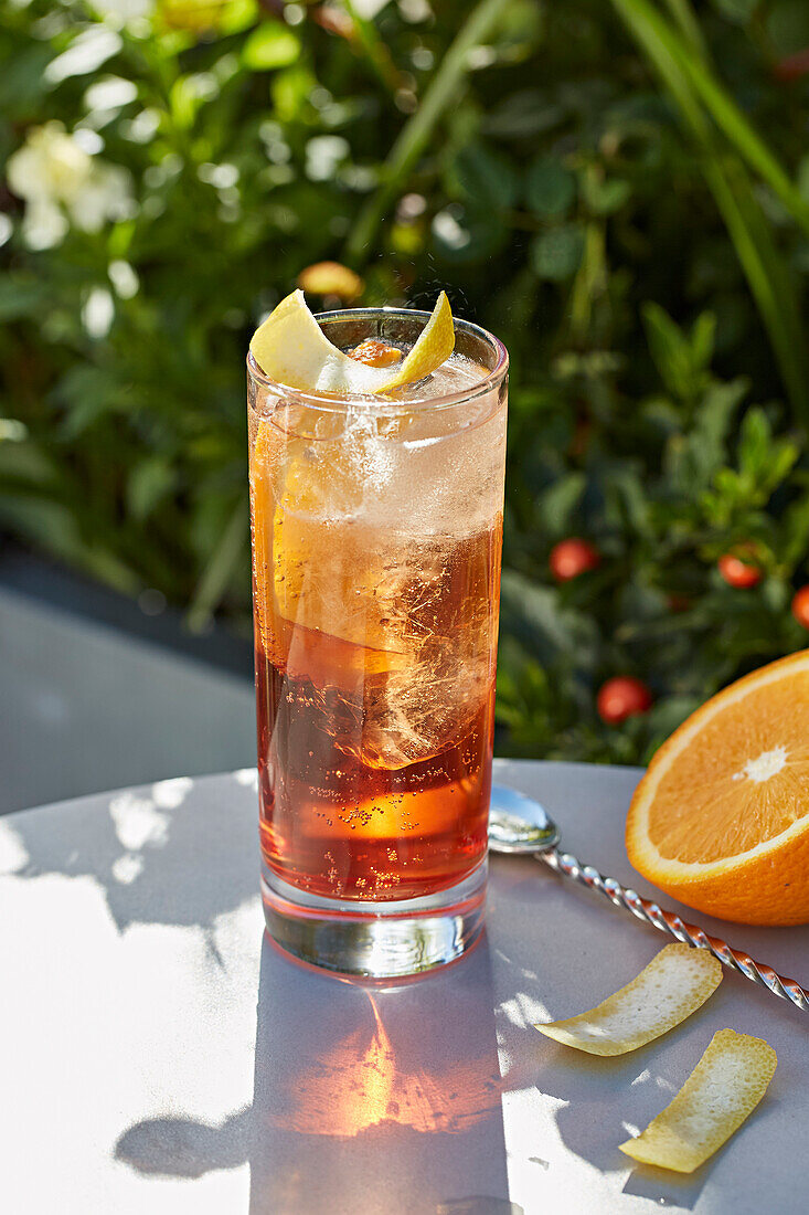 Erfrischender Cocktail auf Orangenbasis