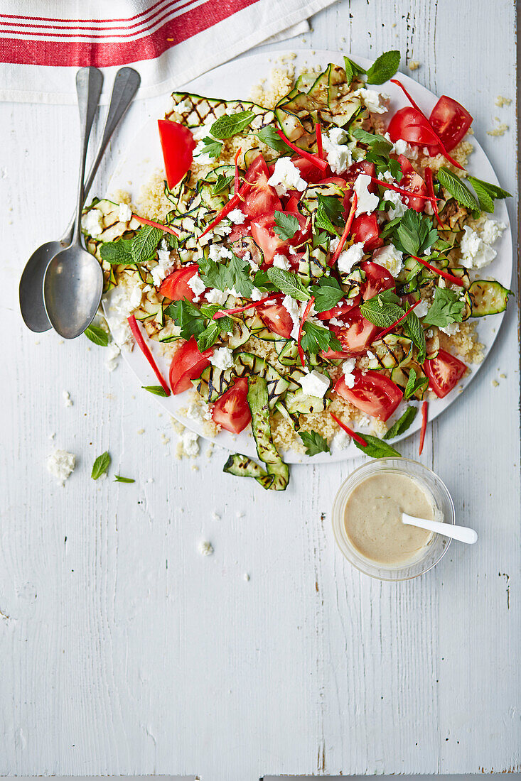Zucchini-Couscous-Salat mit Tahini-Dressing