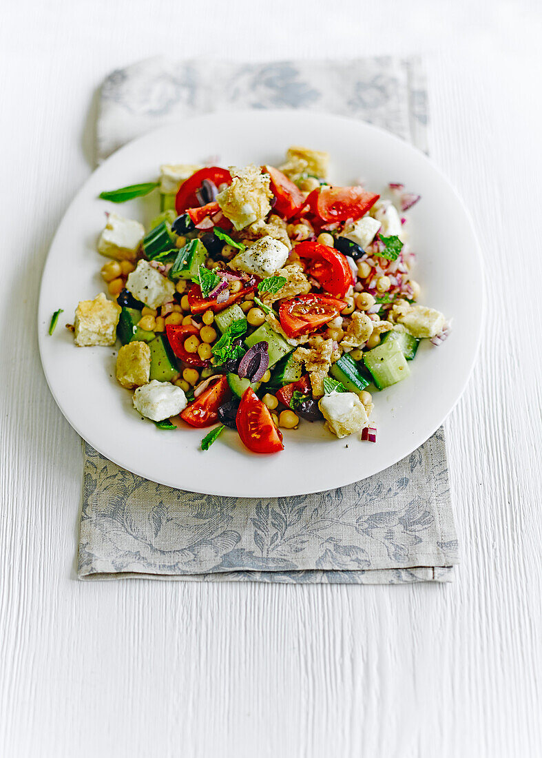 Griechischer Kichererbsensalat mit schmelzendem Feta