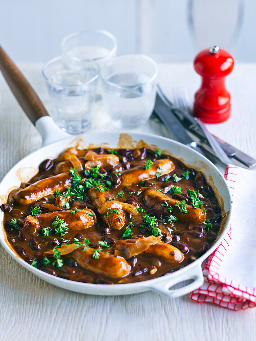 Würziger Wurst-Bohnen-Eintopf in der Pfanne