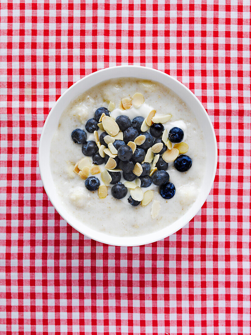 Porridge mit Banane, Heidelbeere und Mandel