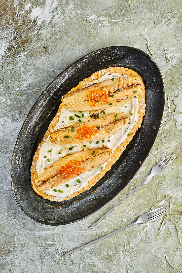 Getoastetes Brot mit Frischkäse, Dosen-Makrelen und Lachskaviar