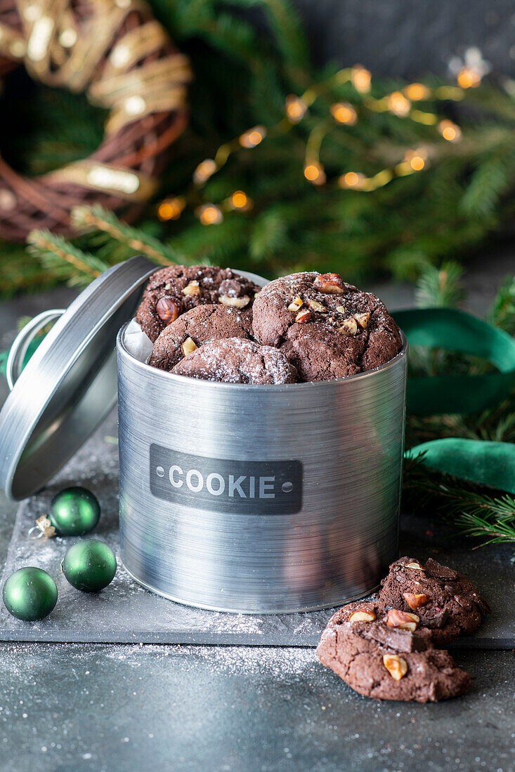 Schokoladenplätzchen mit Haselnüssen in Metalldose zu Weihnachten