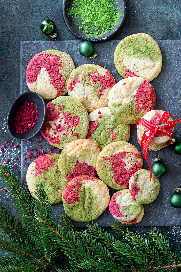 Matcha-Himbeer-Kekse zu Weihnachten