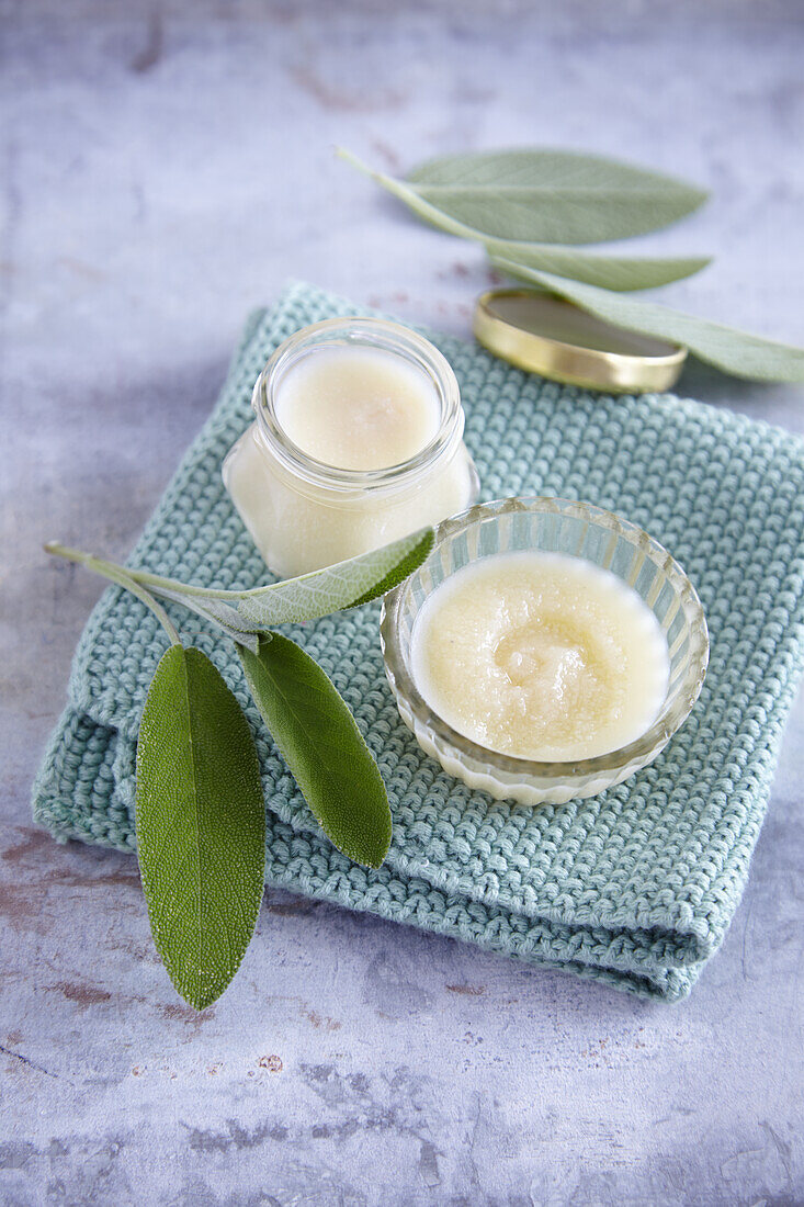 Selbstgemachte Deocreme aus Salbei und ätherischen Ölen