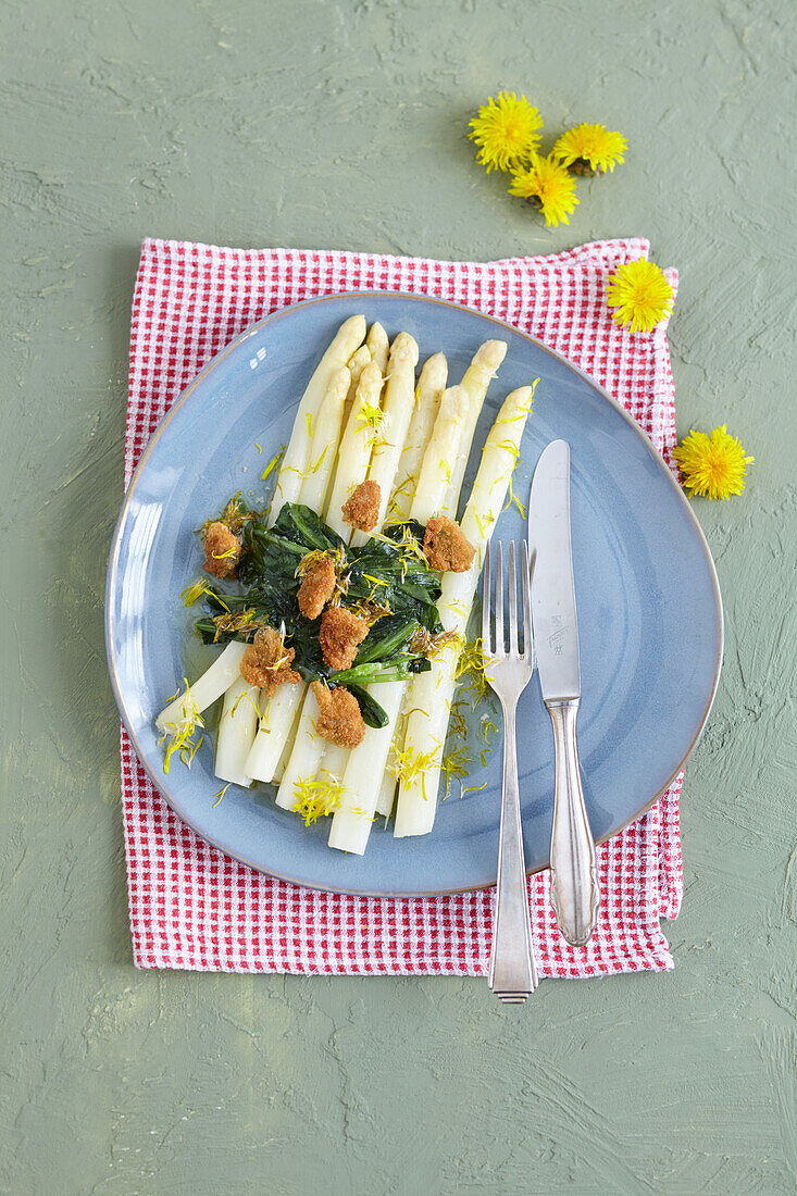 White asparagus with wild garlic and breaded dandelion buds