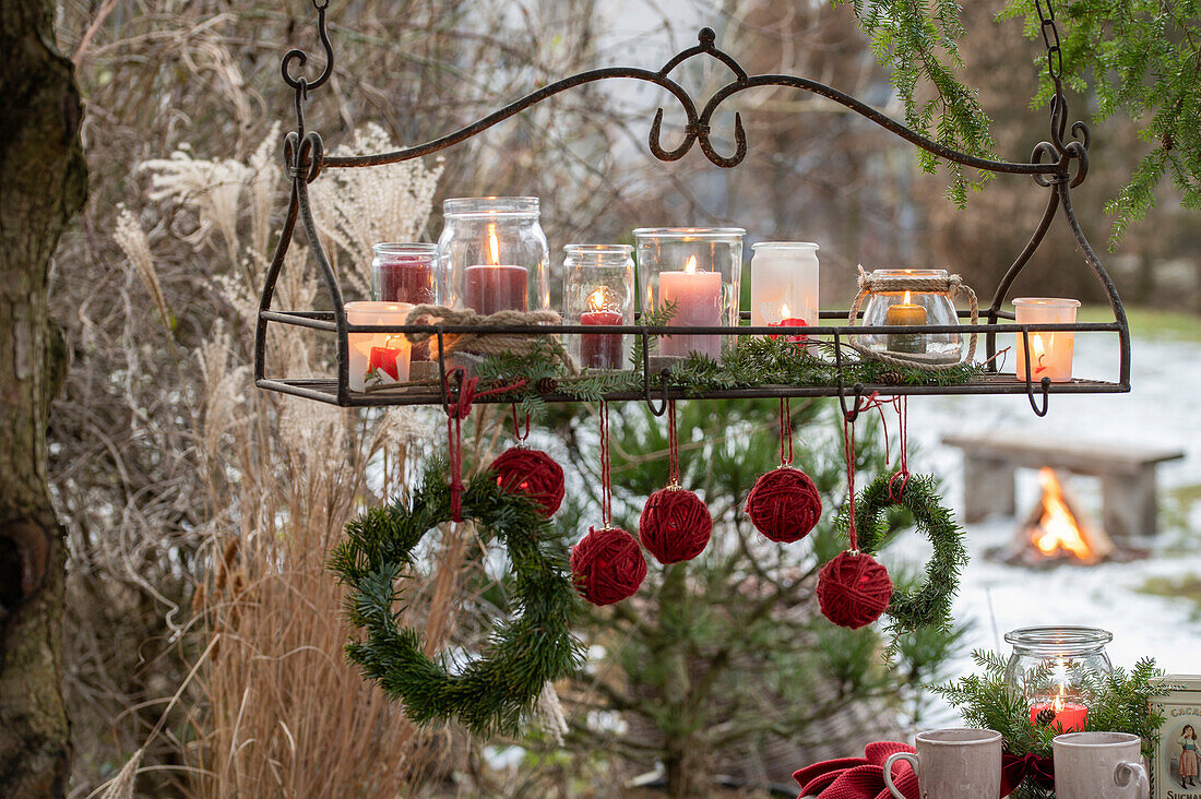 Hängetablett mit Windlichtern und mit Juteschnur umwickelte Christbaumkugeln