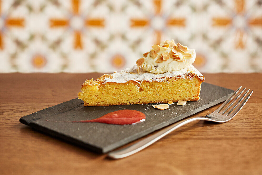 Ein Stück Mandelkuchen mit Schlagsahne