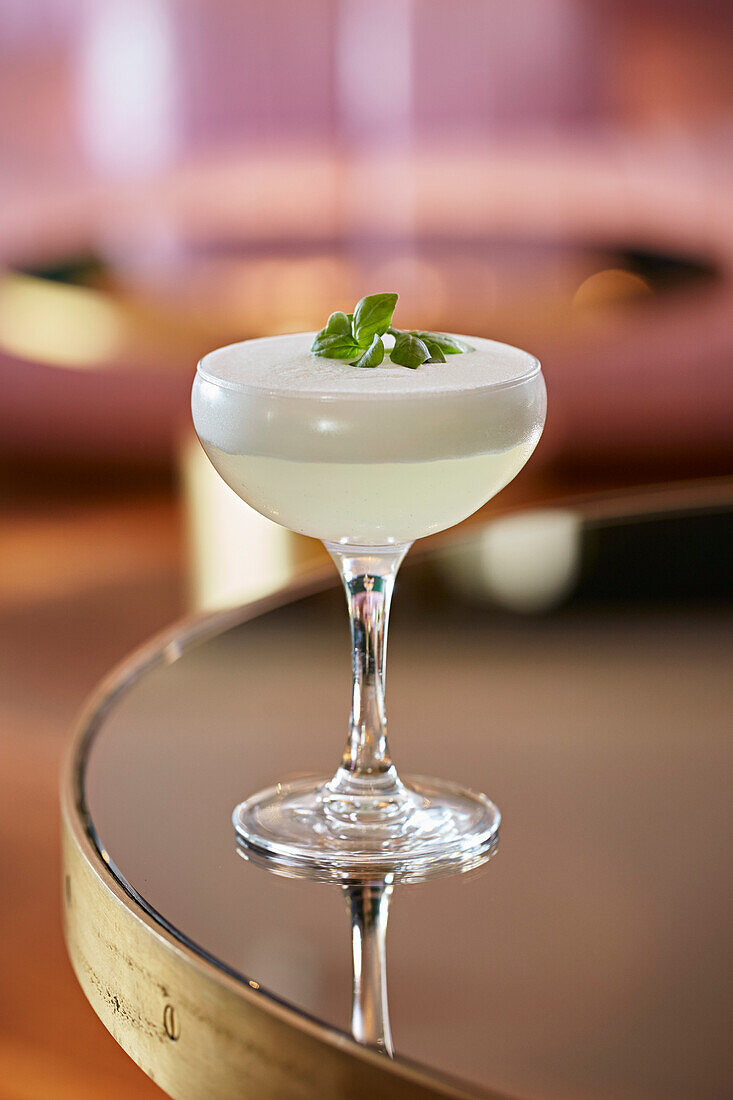 Cocktail mit Basilikum