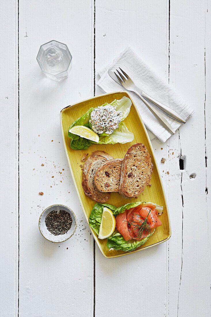 Smoked salmon with grilled bread