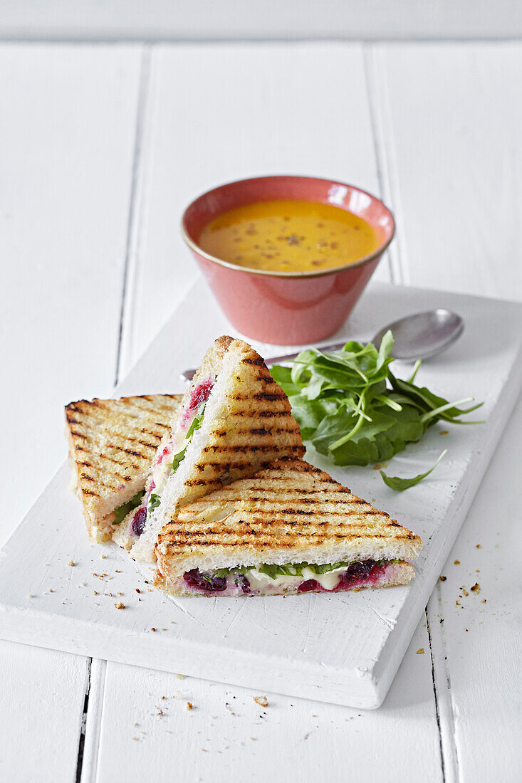 Grilled sandwiches with brie, cranberries and arugula