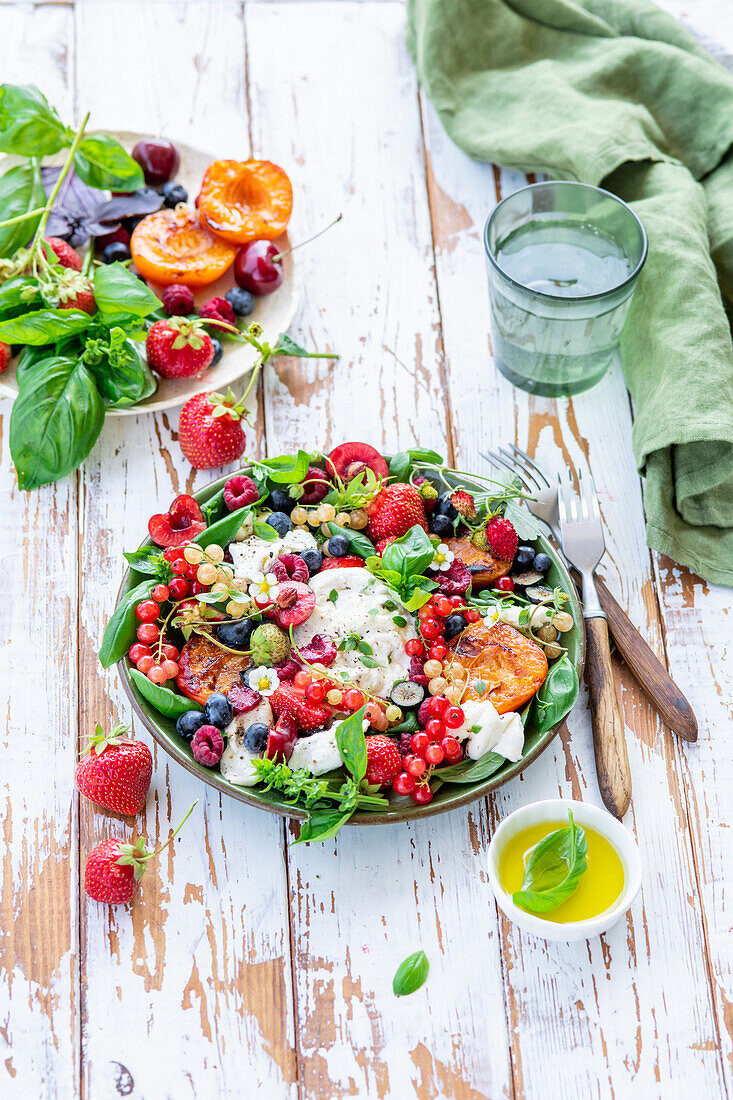 Beeren-Burrata-Salat mit Basilikum und gebratenen Aprikosen