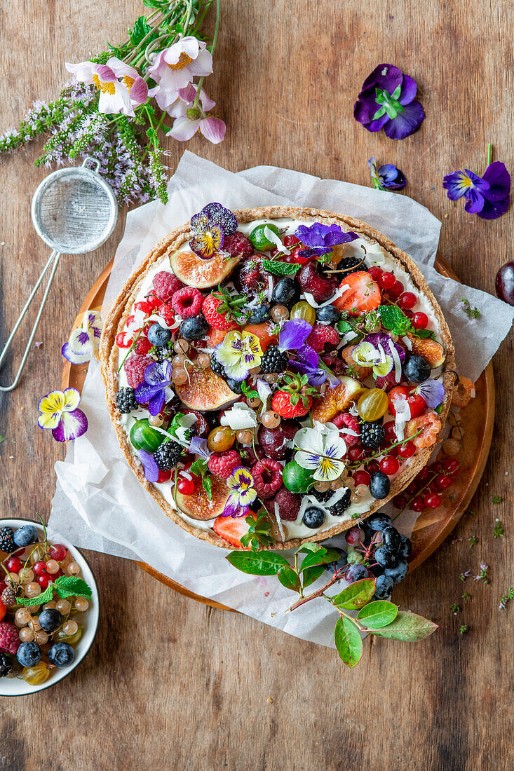 Berry tart with cream