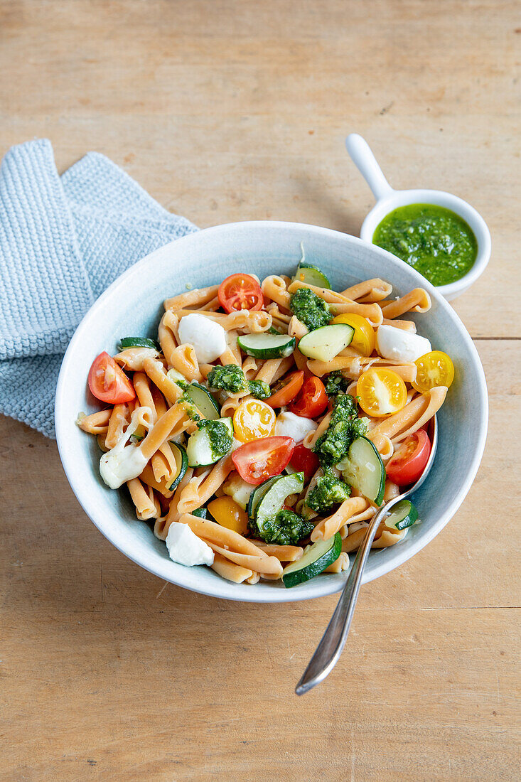 Pasta salad with tomatoes, courgettes, mozzarella and pesto