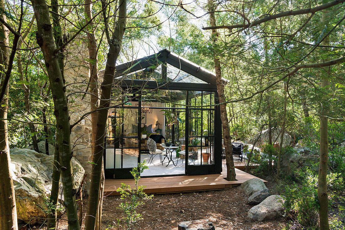 Blick auf Glashaus im Wald