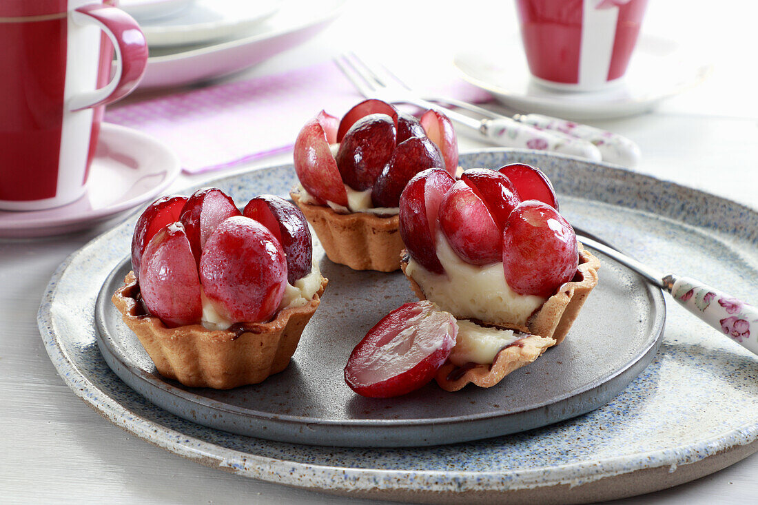 Tartlets with vanilla cream and grapes