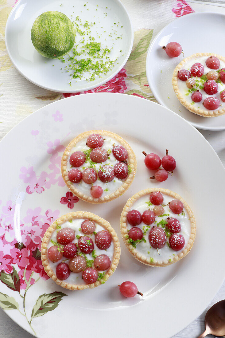 Törtchen mit Mascarpone und roten Stachelbeeren