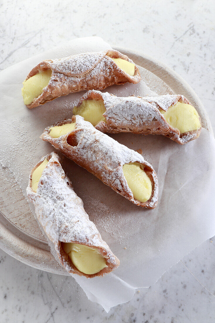 Sweet caneloni filled with lemon pudding