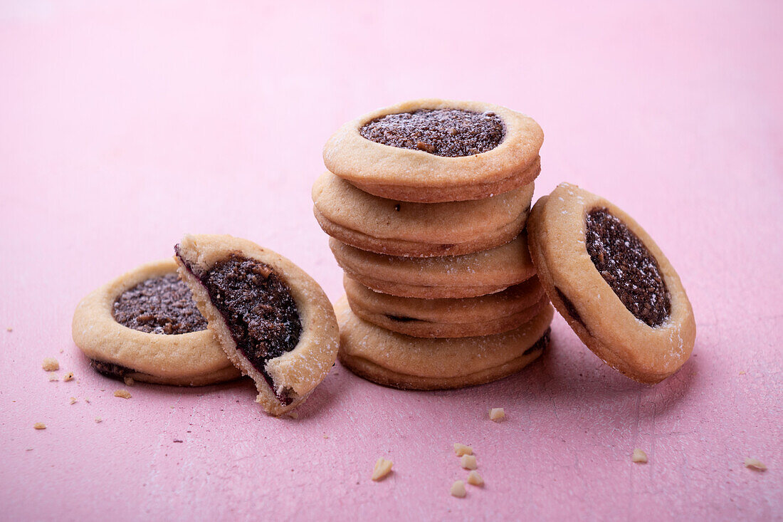 Vegan shortbread biscuits with nut-cocoa filling