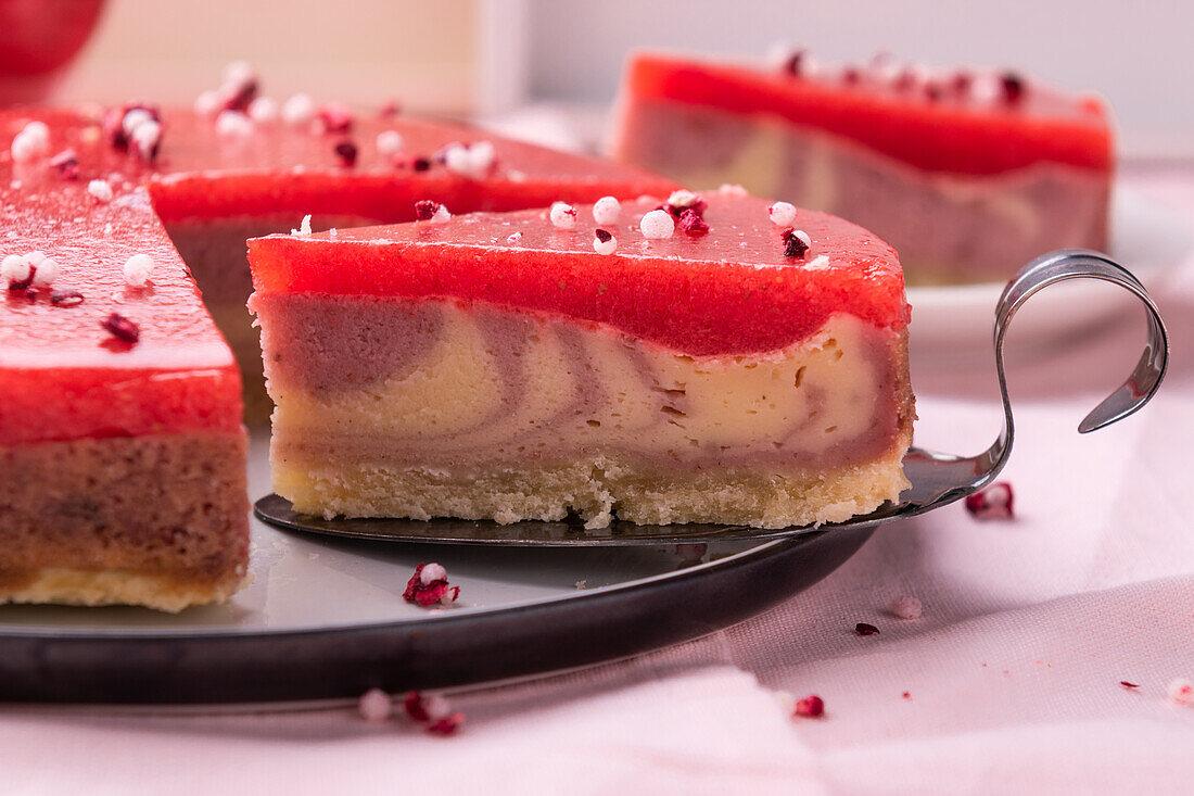 Veganer Erdbeer-Vanille-Cheesecake mit Erdbeer-Gelee
