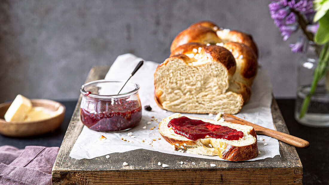 Osterstriezel (Hefezopf, Österreich) mit Marmelade