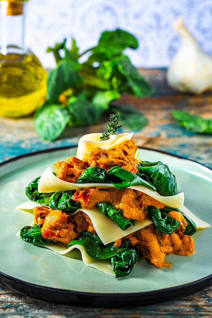 Vegane Wurzelspinat-Lasagne mit getrockneten Tomaten