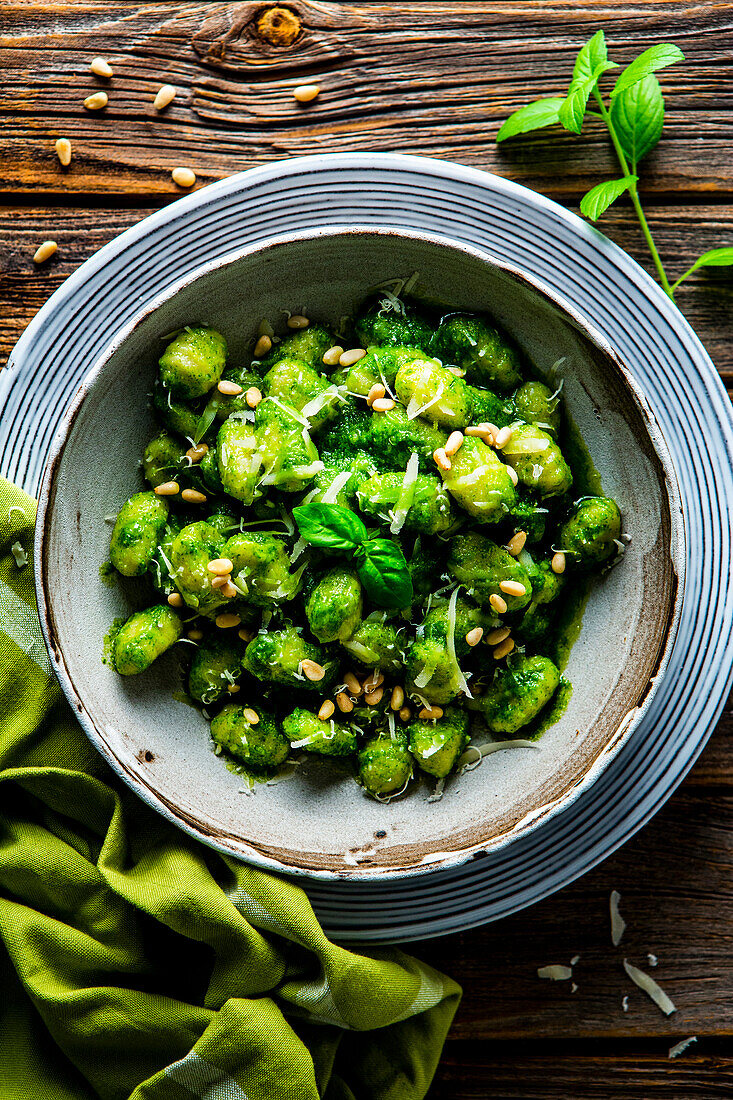 Gnocchi in Kräuterpesto