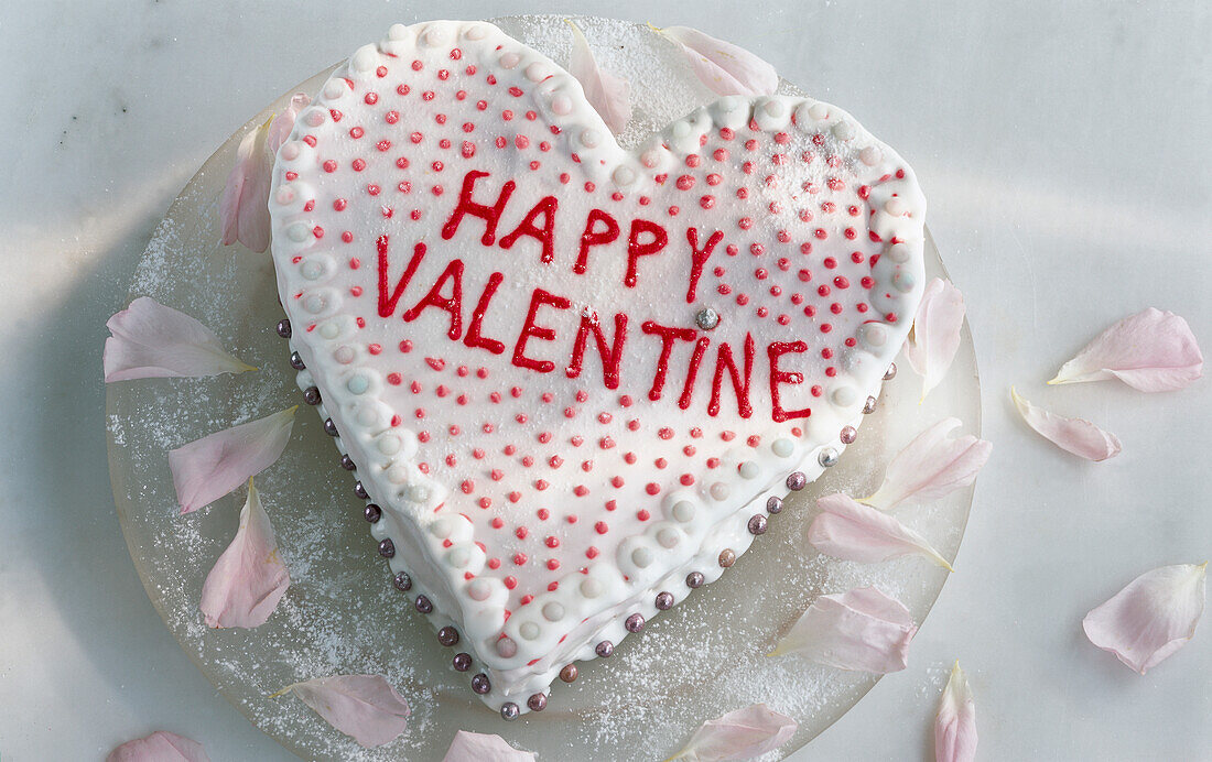 Herzförmige Torte zum Valentinstag mit Aufschrift 'Happy Valentine'