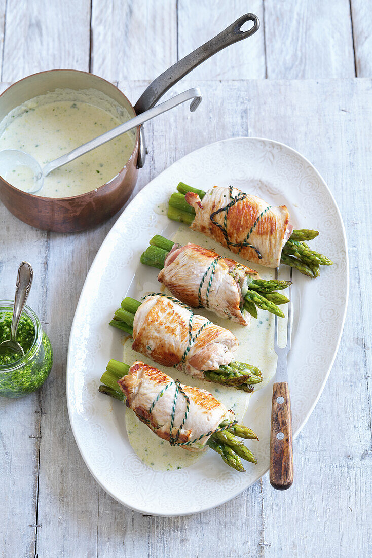 Asparagus-turkey rolls with cream sauce and wild garlic pesto