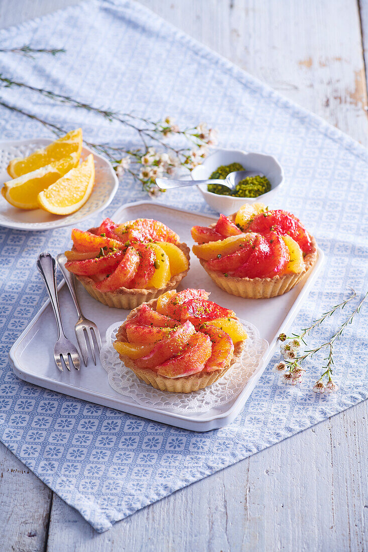 Crispy oat tarts with custard cream and oranges