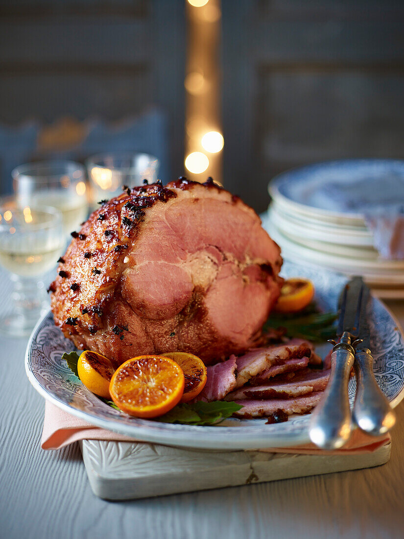 Gespickter Schinkenbraten zu Weihnachten – Bilder kaufen – 13599009 ...