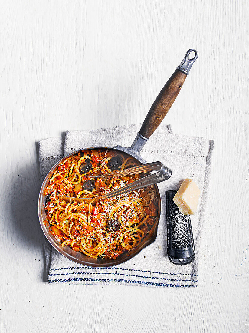 Spaghetti mit Lamm-Bolognese und schwarzen Oliven